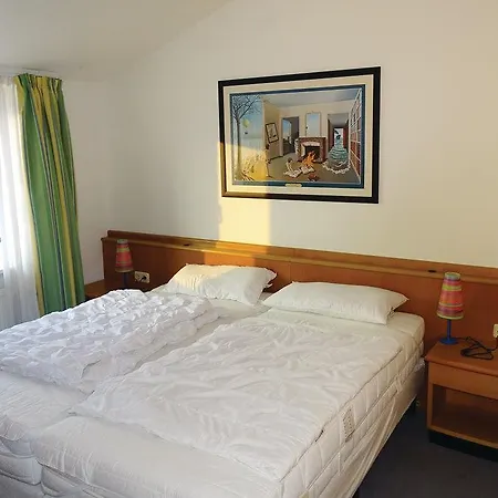Apt, 3 Apartment *